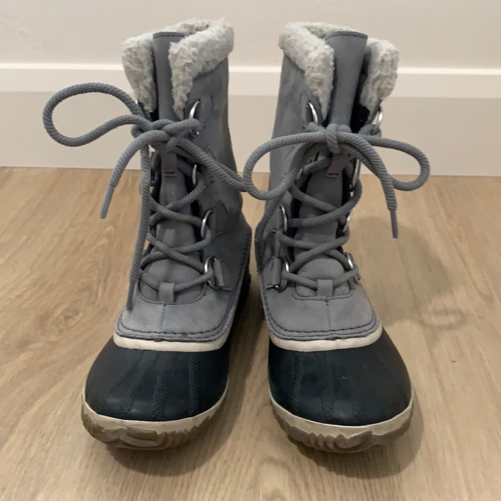 Sorel waterproof snow boots with laces, size 7
